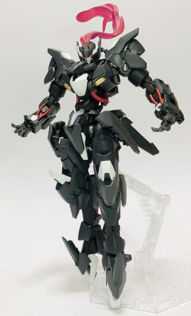 腰部に搭載したサブリアクターによりエイハブ粒子を圧縮し、フレーム全体に送り込む事による機体出力の向上、更にフレーム駆動部にコーティングされた特殊なナノラミネート構造である「ラムダナノラミネート反応」を発生させる事で駆動部の反応速度を向上させ、一時的に機体の運動性能を引き上げるシステム。その際、リアクター及びエネルギーチューブが赤く発光し、頭部からは余剰粒子が排出される。しかし、軽量なヴァルキュリアフレームに与える負荷は高く、持続時間は極めて短い上、使用後はフレームのオーバーホールが必要になる事から、使用タイミングは限られる。 尚、本機能はアスタロトオリジンに装備されていたγナノラミネートソードの技術を応用したものである。
〈システム稼働時全周〉