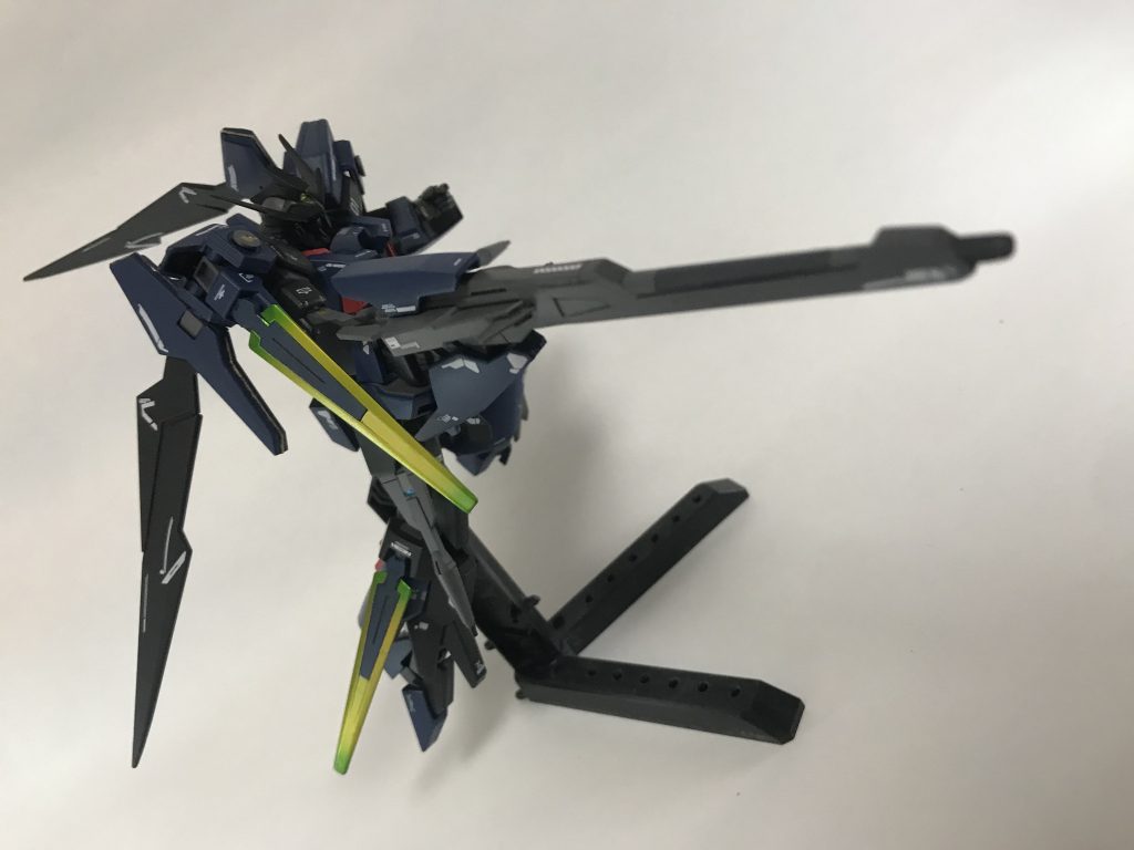 ドッズライフルの銃身を切り取って、余ってたウイングのライフル部分を接着してます。やっぱロングバレルは良いですよね。