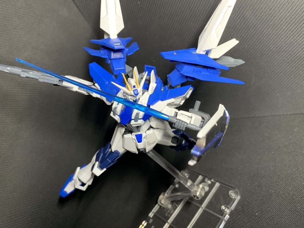 バーストモード
パックバックのブースターと脚部のスラスターを展開し、機体の機動性と推進力をより強化する為の形態。加速機能のリミッターが解除される為、圧倒的な速度で稼働することができる。その速度は未知数であり、その姿が青色の閃光のように見える為「蒼き閃光」の異名を持つ。ただし、機体とパイロットに対して大きな負荷がかかるため、時間制限が設けられている。