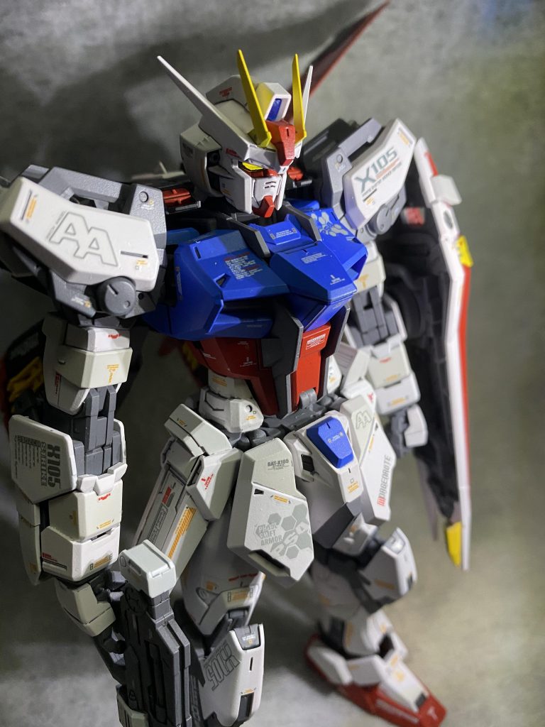 本体デカール貼り付け完了。
ほんとイケメンでずっと見てた。
ちなみにデカール貼り付け作業30時間オーバーです。
誰か早い作業の仕方教えて下さい…