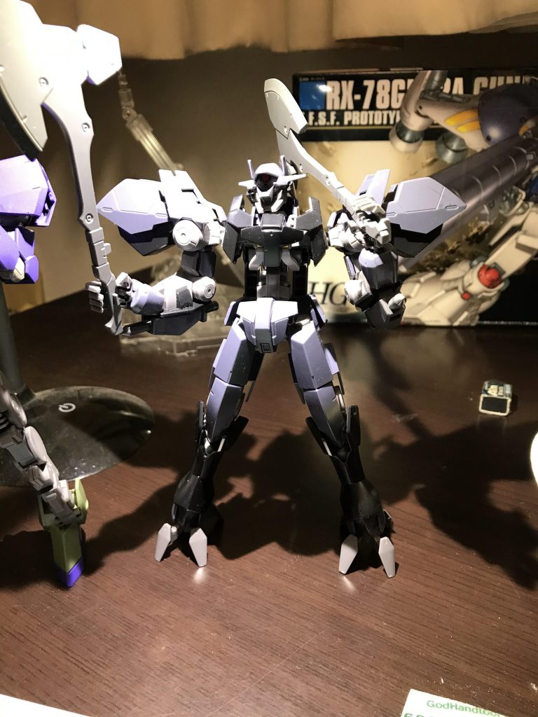 グレイズと比べて大きめのオノが
2本！数と大きさの暴力