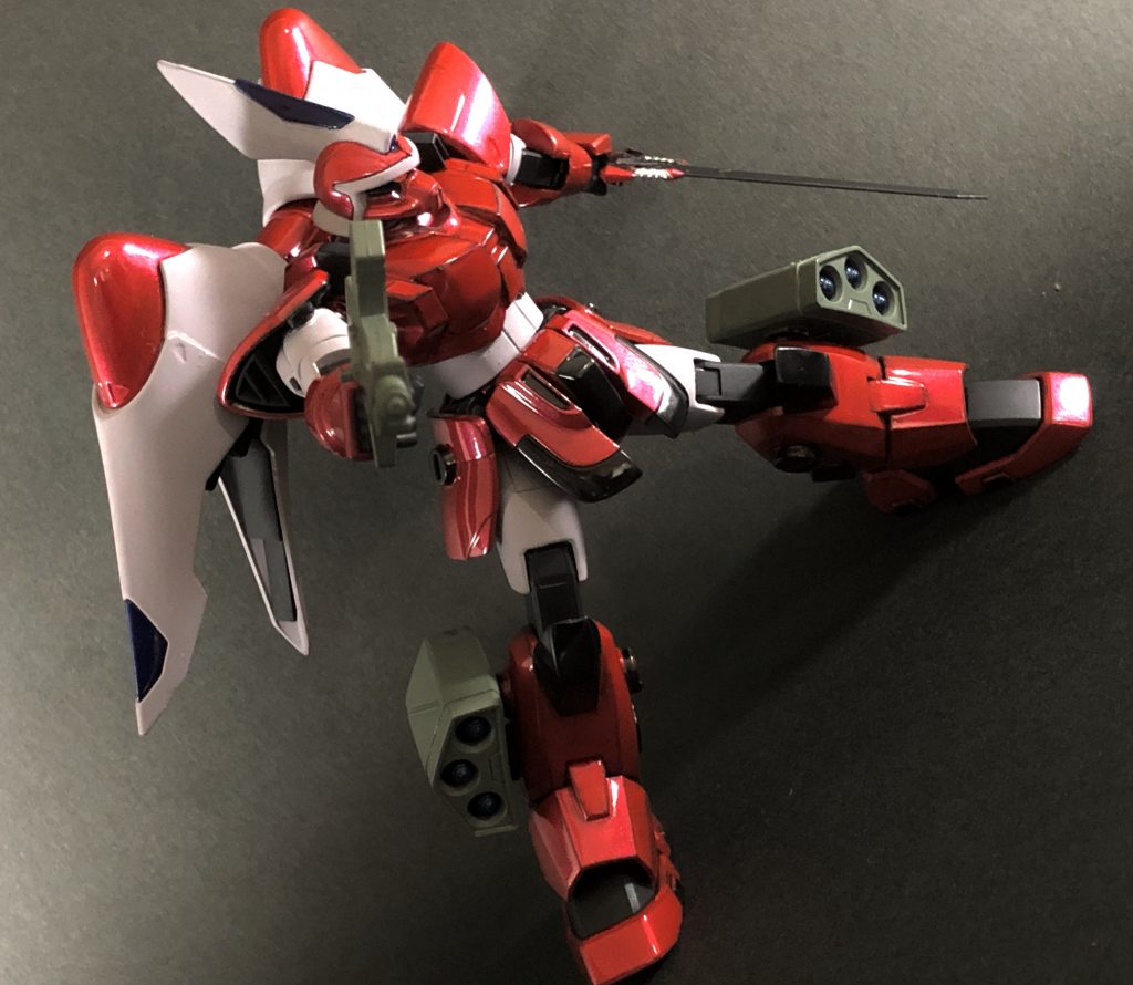 睨みをきかせながらの重突撃機銃。
こういったポージングがしたくて、モノアイを可動出来るようにしました。