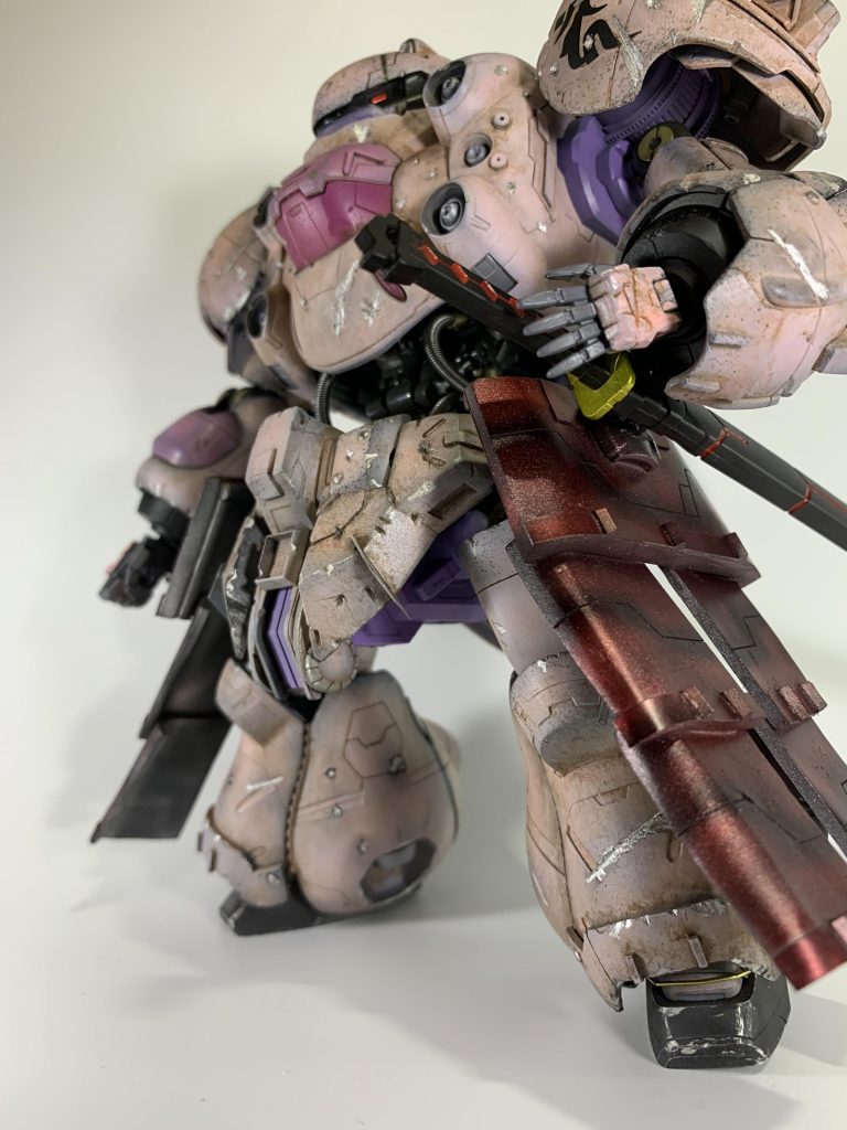 腰の鎧はパテでコネコネして、塗装はサフ⇨ブラック⇨スターブライトシルバー⇨クリアレッドです。
足の爪先が装甲で見えなかったので、装甲の先端を切って、前面に貼って追加アーマーみたいにしました。