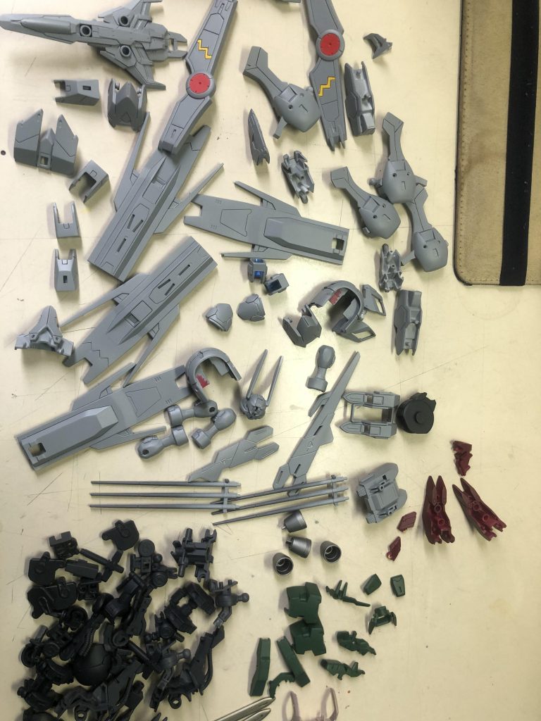 エアブラシ塗装終了後です。この後筆塗り部分塗装やデカール貼りを行いました。
筆塗りにはファレホやシタデルを使用しています。