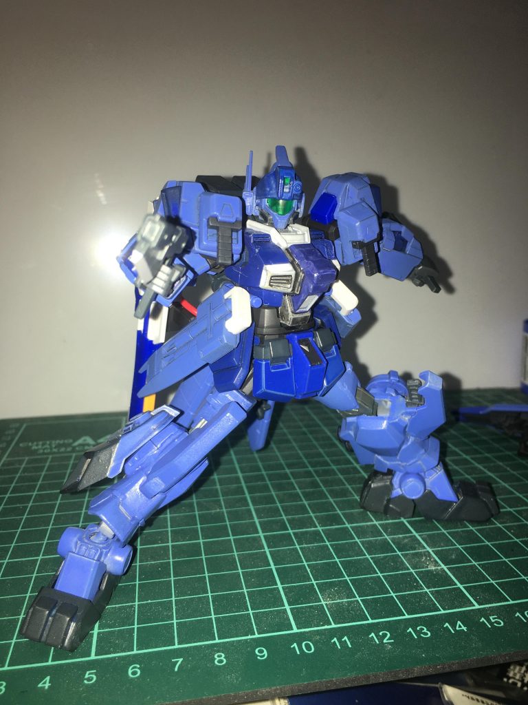 武装2コールブレードガン
イフリート・ナハトが使用していたコールブレードの技術を流用、ビームガンに組み込むことで近距離での格闘、射撃を瞬時に使い分けられる。改修前は6丁装備されていたが、サブアームのない本機にはただのデッドウェイトな上に被弾面積を増やしている、且つ被弾すれば誘爆による機体への2次被害が大きい事を理由に2丁に減っている。