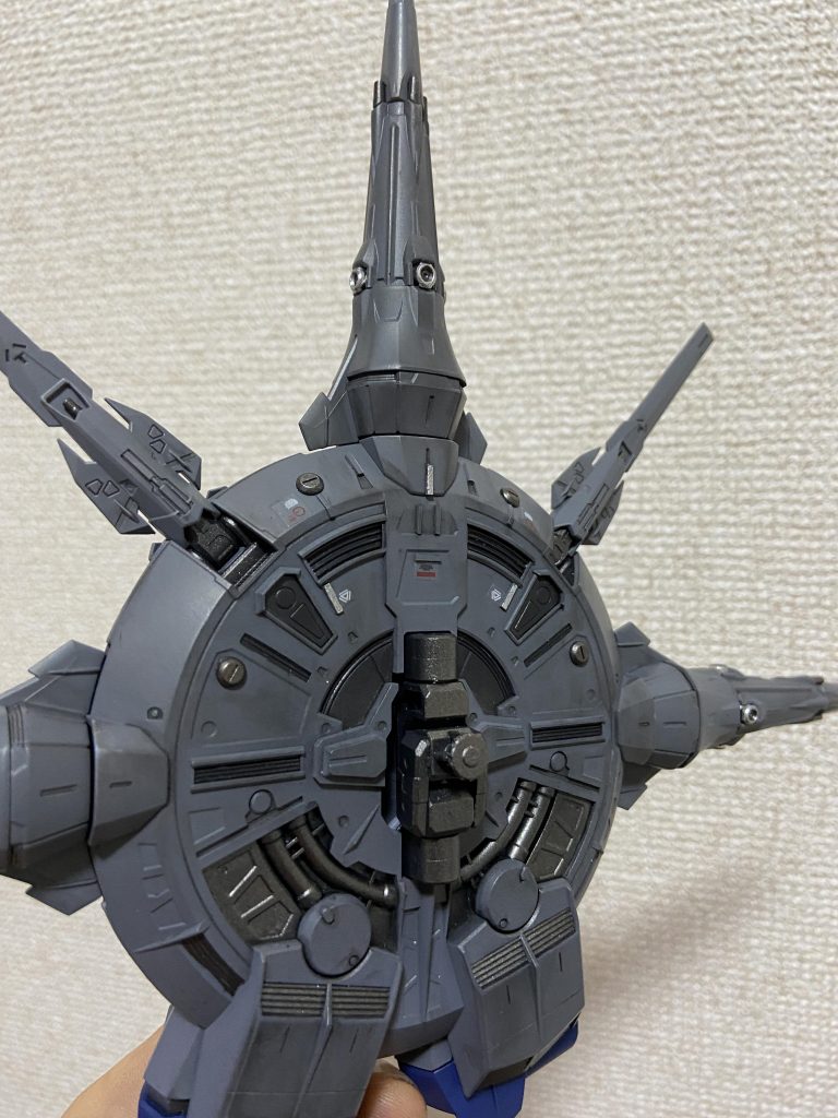 ガイアノーツのガンメタルを今回
積極的に使ってみました。
粒子が細かく1/100というスケール感での
鋼鉄表現には向いてるのかな?と感じました。
丁寧に細かく切りマスキングしたことにより
一発で済みました。急がば回れでした。