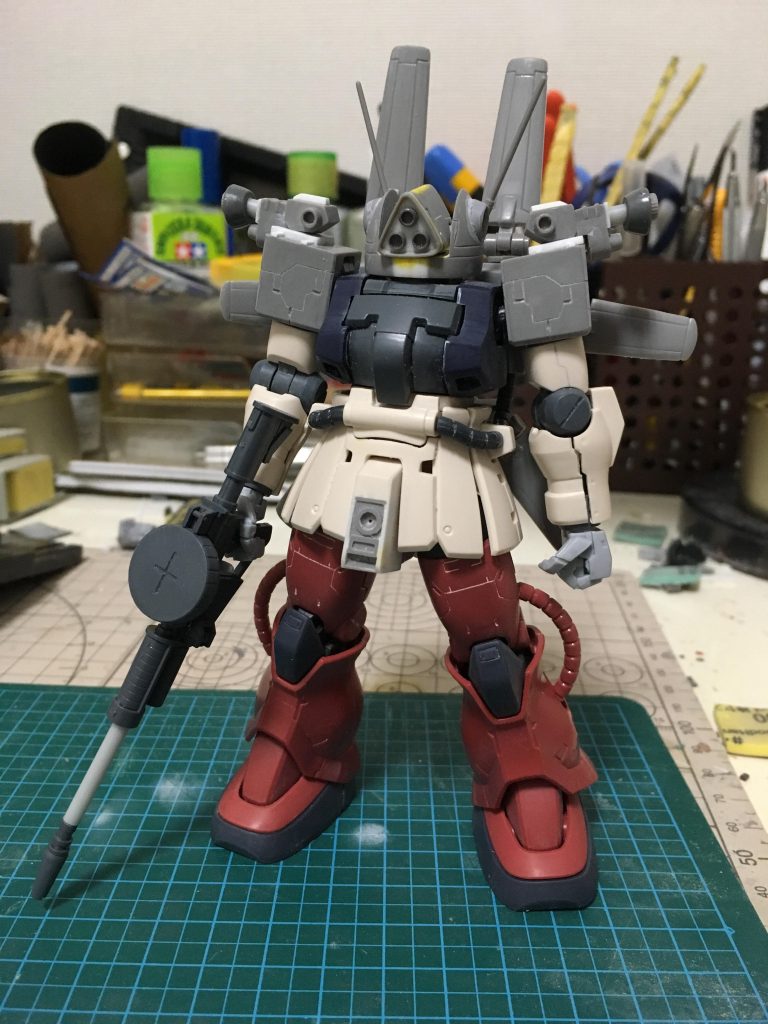 顔、肩、バックパックは旧キット。腕、胸、腰はF2ザク。脚はオリジンザク。