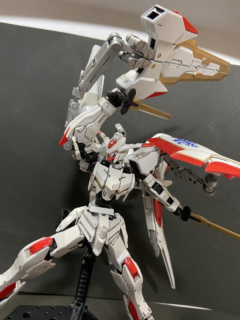 右腕と連動させることで、より重い攻撃が可能