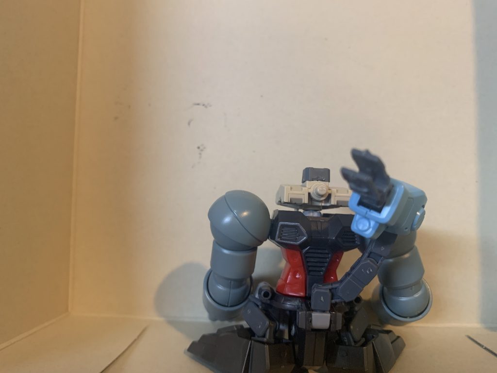 壊れたMSを修理したり、基地や倉庫の壁の補修に便利なはず(^^)

一応レシピは
頭部・３０mmのアルトロイロイに３０mmカスタムパーツ
胴体・ハイドラガンダム
腕・hgucガンタンク
足・ジムカーディガンの背中サブアームとＳＤ三国伝の徐晃サーペント足部分
フロントアーマー・初期hgucガンダムのサイドアーマーにhgucパワードジムのフロントアーマーを接着したモノ
背中・スカルウェポンのアームと旧ＨＧグフカスタムの右手
ポリキャップ周辺をコトブキヤＭＳＧのバーニアやダクトで補強