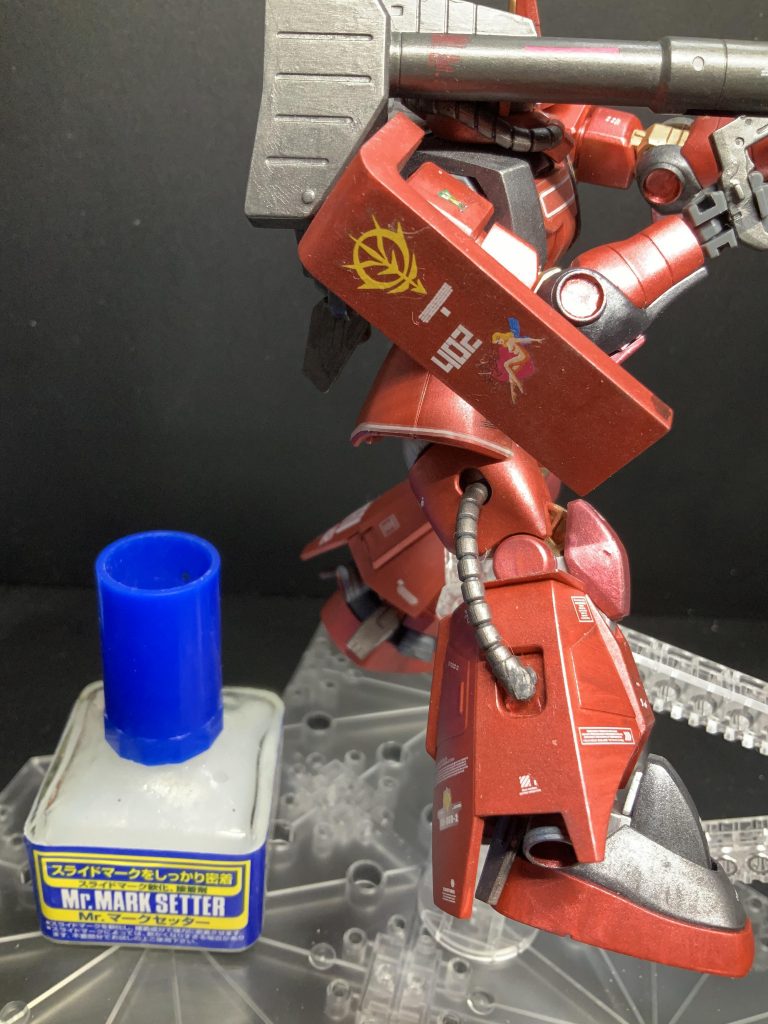 私的、鬼デカールは最初にマークセッターを機体に塗ってからデカールを貼る様にしてます　非常に効率良くサクサクと作業進みますわん(o^^o)
その後、ツヤ消しをふいてデカールを定着させて、スミ入れ、チッピンク、ウェザリングマスターを使用してます