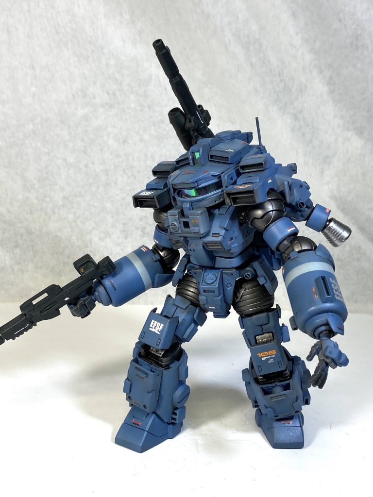 軽くアクション。
武装はハンドガンとショルダービームキャノン。
原作では肩のキャノンは核バズーカだったような?まあ、物騒なのとガンプラなのでビーム兵器に。