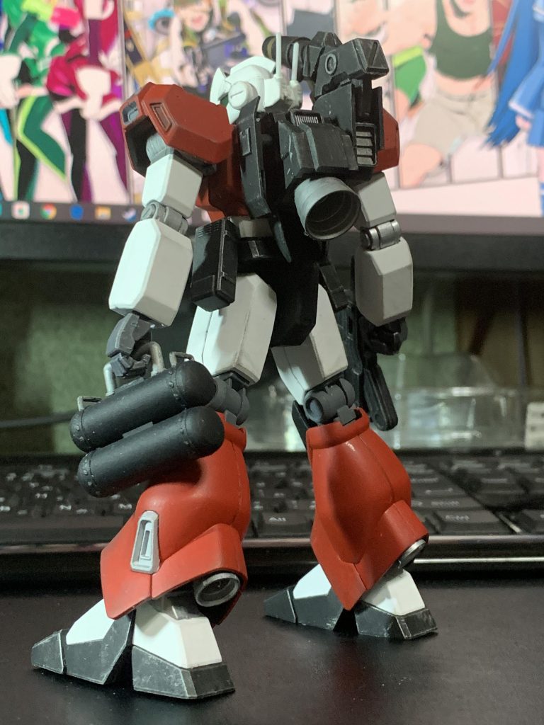 背面。
後頭部にアンテナを二本追加し索敵性能を向上させている。
ランドセルを換装し、機動力と引替えに火力を増強。
ジムキャノンを意識した装甲板も装備。