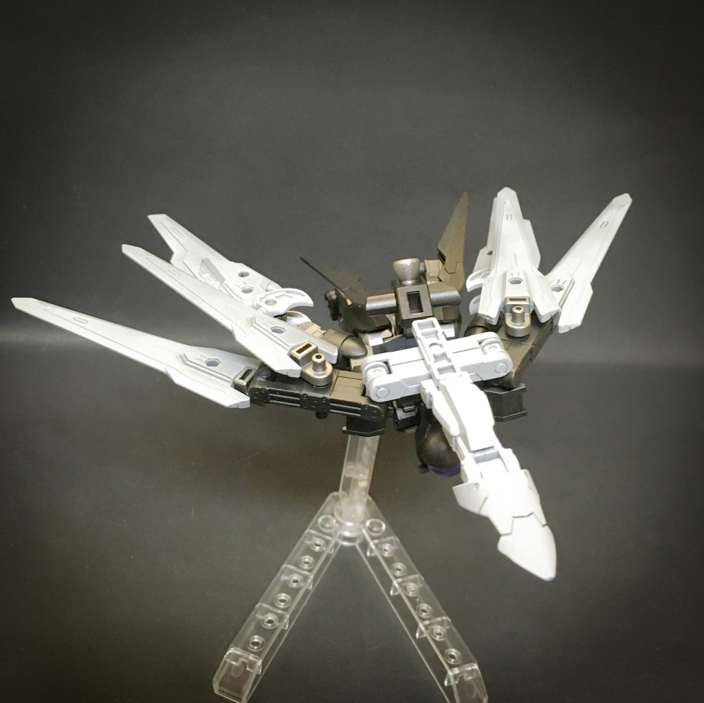 アルスコアラーベ MA形態
重力下での最高速度が増すMA形態
ブレード兼を翼とした飛行形態でありすれ違いざまにその翼で斬りつける戦法を前提としている。