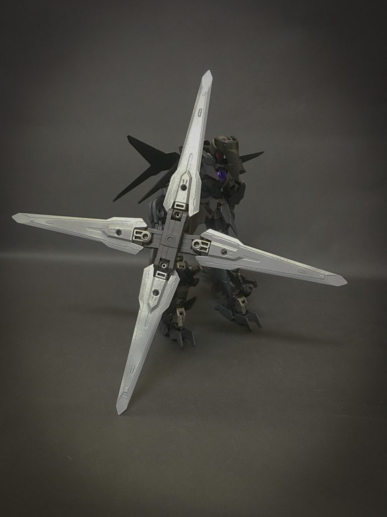 ツヴァリングソード クロスモード
ツヴァリングソードを合体させ大型化した武装。
ファンネルのように操作が可能でこちらは主に投擲からの誘導兵器として用いられる。