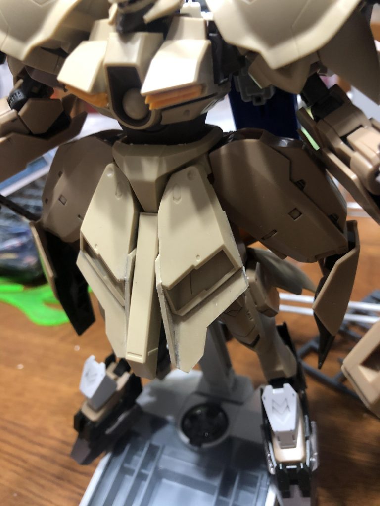 サイドアーマーのサブアームが大きいので、フロントアーマーをプラ板で延長しました。