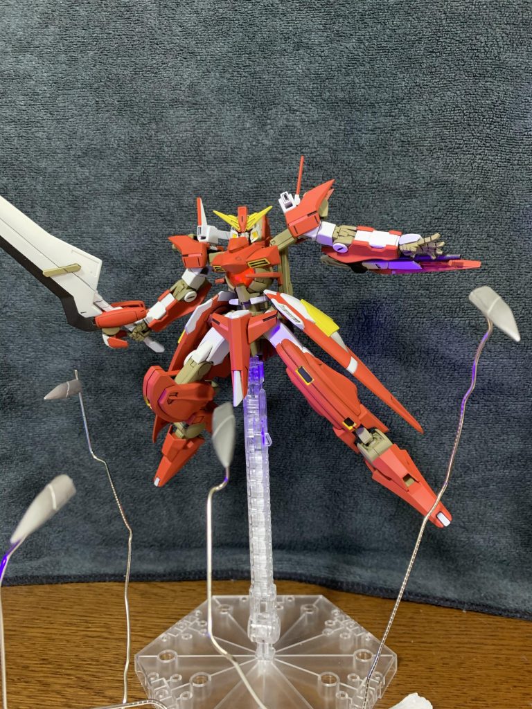 なんちゃってファングは一つ一つ取り外しが可能で、ネオジム磁石のおかげで取り付けピンも無しです。
胸部のGNドライヴはクリアパーツをクリアレッドで、内部を蛍光ピンクで塗装しているので、劇中の内部が発光している感が出せたかなと。