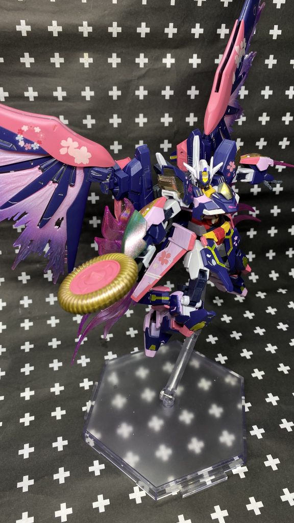 あとは背部に装着したスピンドルナックル。
こちらはジャンクになってたヴァルヴレイヴのものから丸々拝借して色を変えたものです。