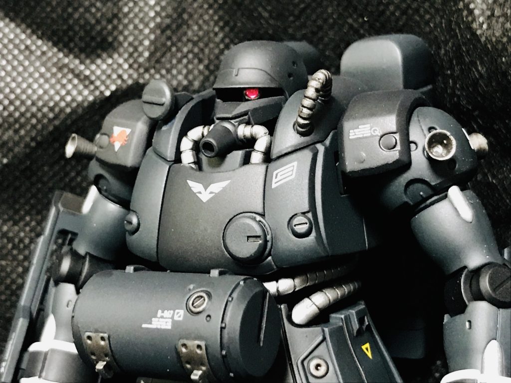 モノアイは可動を残してHアイズに。