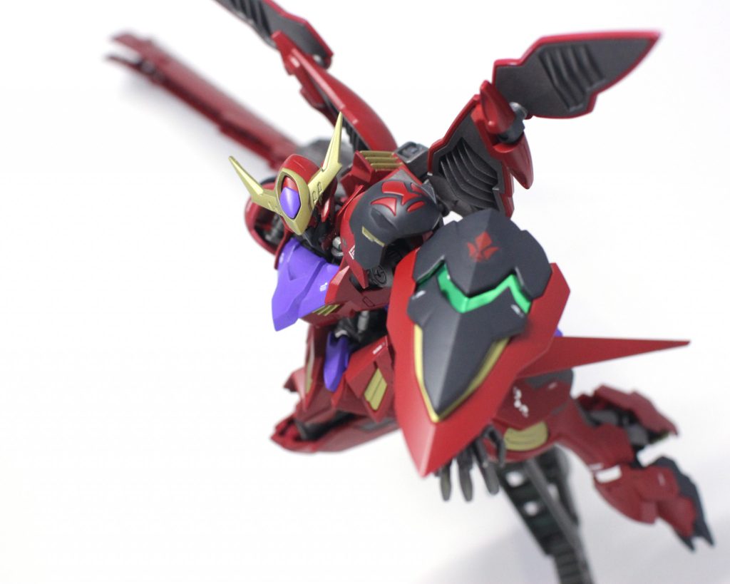 左腕にはレギルスシールドを装備。
流用元の通りレギルスビット放出も可能。