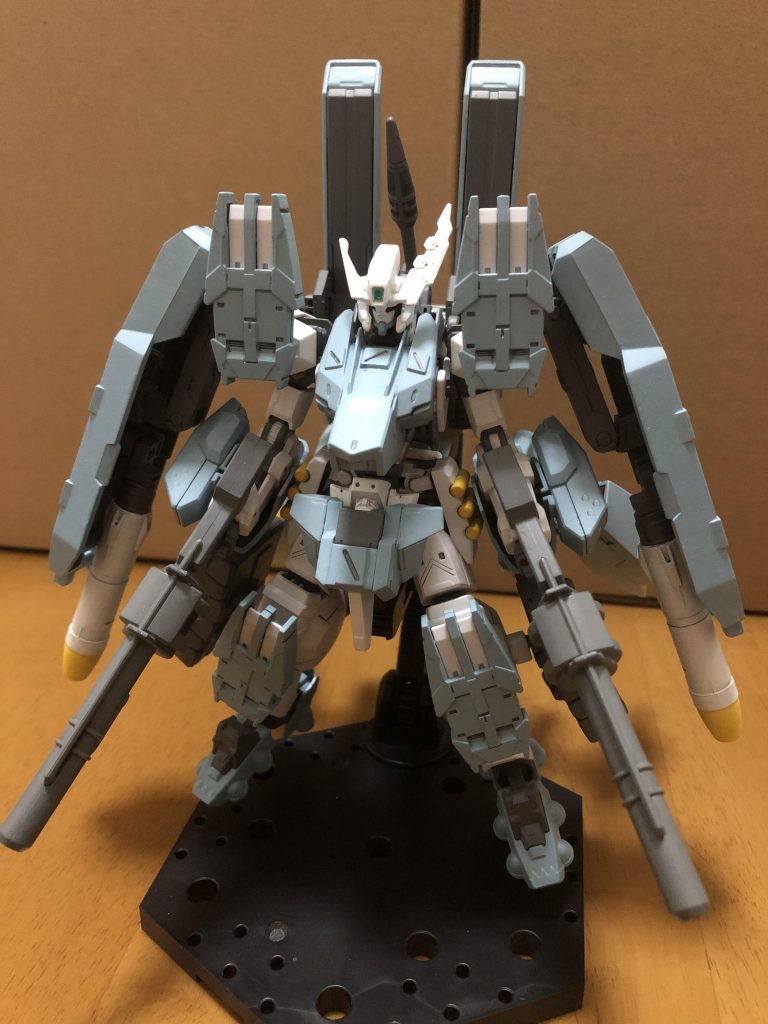 推しキャラの私の中でのイメージが「重武装・重装甲の機体で撃ちまくってそう」という感じだったので、左右対象にしたガンダムアスタロトリナシメントの全身に追加装甲と追加武装を装備してます。
頭にはカメラセンサーを増設しました。