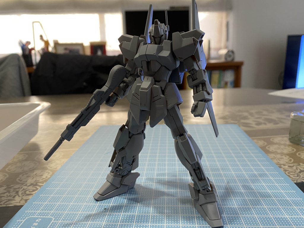 サフ式
毎回この状態で塗る気が無くなる笑
サフはかっこいい
フロントアーマー段差との戦いが幕を開けた…