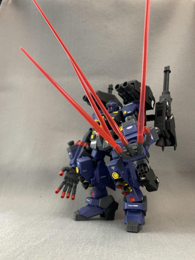 腕部5連装メガ粒子砲は、ビーム派を発生させてビームソードとしても機能する。
どういうシステムになってるかは、知りませぬ。

ちなみに、すべての指先からビーム派を発生させる事が出来るため、最大で10刀流になります。
(余ってるビームサーベルがあまり無かったため、写真では4刀流になっています。)