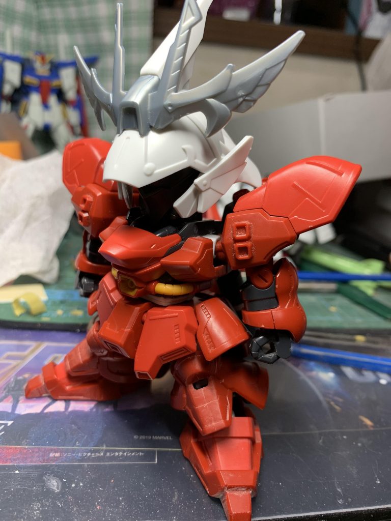 頭が少し大きく動きが制限されるのが嫌だったので、試しに司馬懿の頭をのせてみました。

サイズ的にはちょうど良い感じでしたが、加工にかなり手間がかかるのと、モノアイがシールになってしまうのがイヤだったので、

結局、そのまま使いました。
多少、周りを削って稼動できるようにはしました。