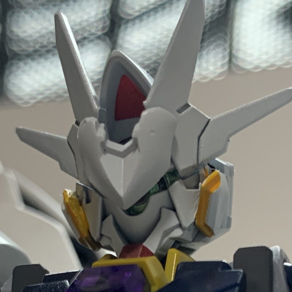 目はヴェイガン機に合わせて緑色にしました