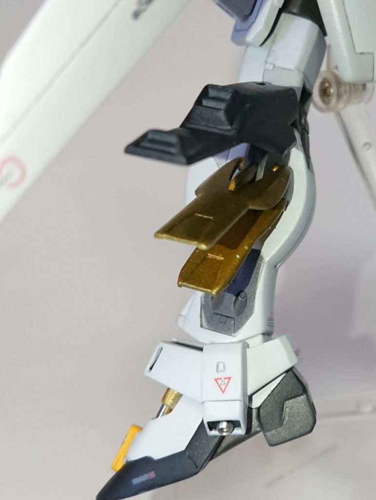 足のダクトもコトブキヤの市販パーツに置換。
ラジエータープレートのカバーのダクトも市販パーツに置換しています。
足のパイプはキットのものを削げ落し、プラ板と真鍮線で新造。真鍮線の上にまたまたハセガワのフィニッシングシートを貼り付けています。
アンクルガードのバーニア基部にはメタルパーツに置換。
ラジエータープレートはGX監督繋がりでガイアカラーから出ているエルドランカラーで塗装しています!!
足は長いのはエロく仕上がったからですね……。