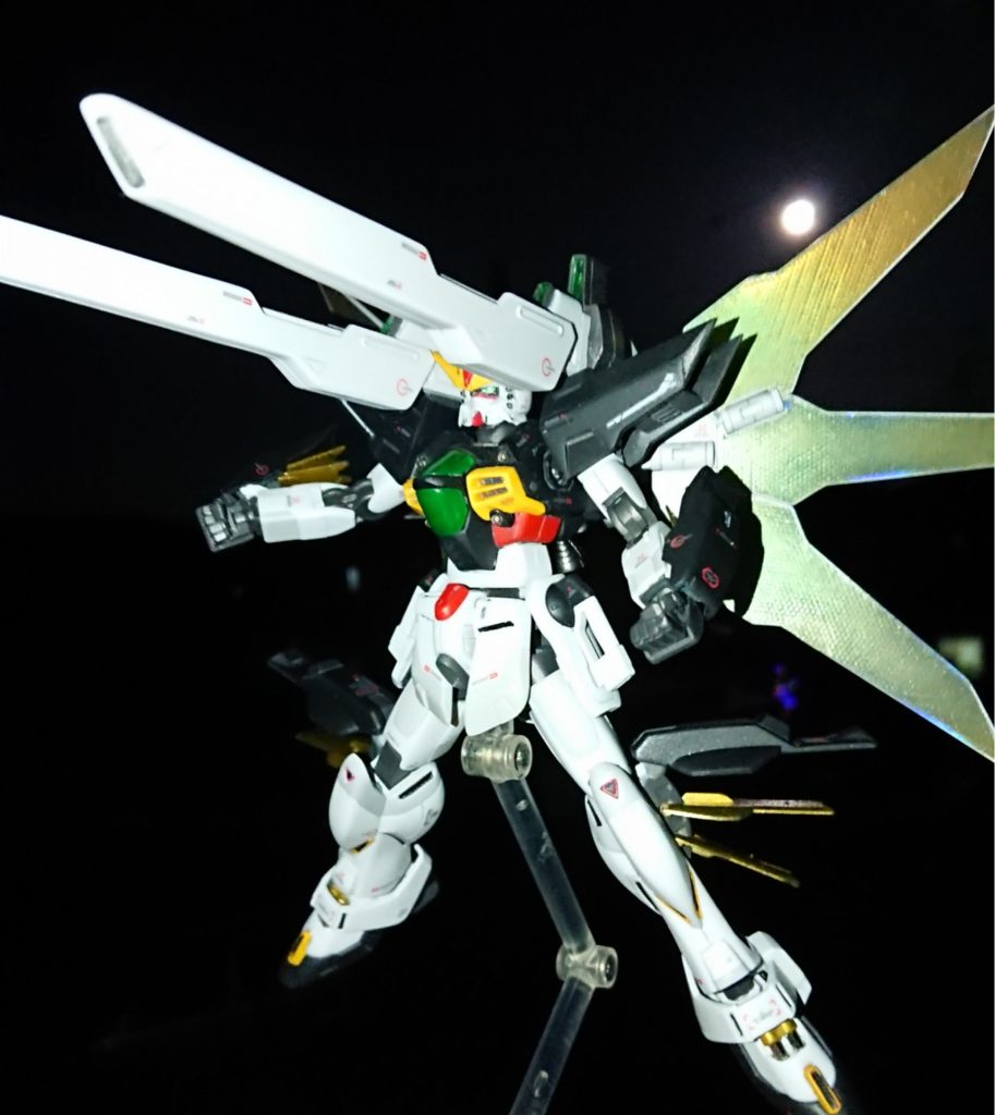 最後にオマケに月をバックに。
計算した訳では無いんですが、見事、満月の夜に完成。
放置していた期間も実は長いんですが、しっかりと作って良かったです。
月はいつもそこにある。