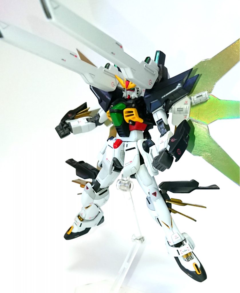 ツインサテライトキャノンの射出口は削りこんでこちらにもコトブキヤの市販パーツを埋め込んで味付け。
そして、リフレクターはハセガワのホログラムフィニッシングシートを貼り、上からMr.カラーのクリアゴールド吹いたあと、奥の方だけガイアカラーのクリアグリーンでグラデーションして、角度によって色が変わるようにしています。
これは、他の方の作例を参考にさせていただいています。