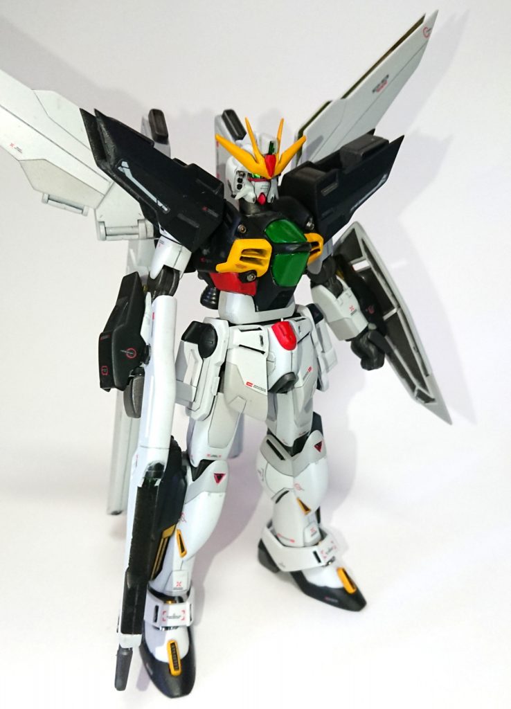 腰、腕、太腿、スリッパを延長しています。
サイドアーマーは薄かったので、パテで厚みを増しています。
肩やリフレクターは先端をシャープ化。
胸部は上部のマイクロウェーブ受信基部を小型化。首サイドのバルカン部の突起はプラ板張って削り込みで細く見えるように形状を変更。首はRGビルドストライクから首周りのディテールと共にパーツ流用しています。