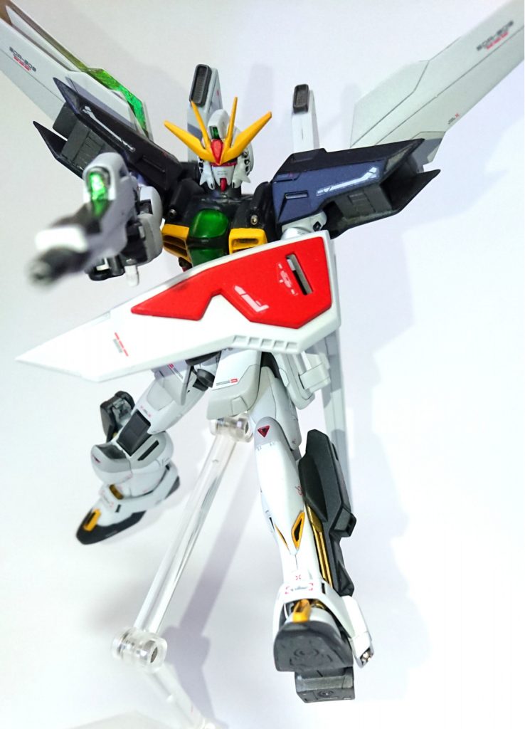 カメラアイ含めたセンサーはハセガワのフィニッシングシートのメタリックを貼った上からガイアカラーのクリアグリーンで塗装。
下半身のダクトにもハセガワのフィニッシングシートを使っています。
肩の空いたスペースにはMGに倣ってカバーをプラ板で新造。