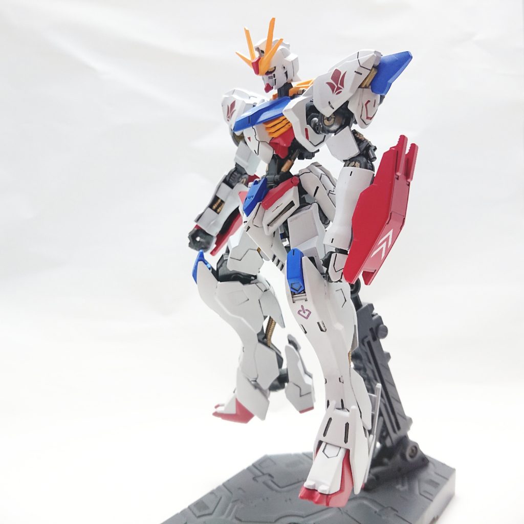 本体は全体的に初代ガンダムから続くヒロイックなトリコロールに仕上げ、バックパックはエールストライカーパックを意識したカラーリングで配色をしましたヾ(o゚ω゚o)ノ゙