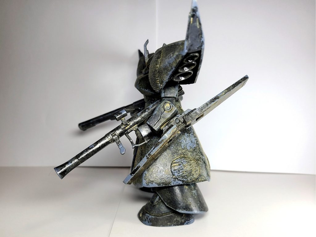 スカートは1/144プロトタイプドムのものを使用し、ポリパテとプラ板で延長しています。
バックパックは陸戦型をイメージして、背負わせていません。