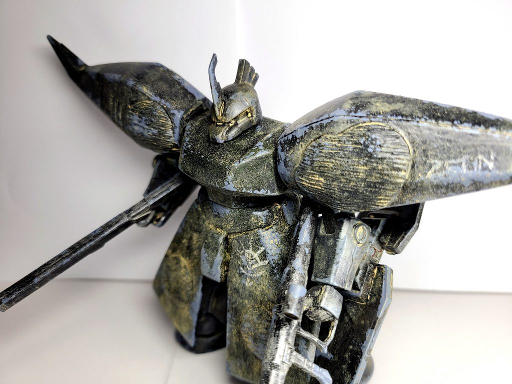 左肩のZEONの文字とスカートのエンブレムは手書きです。