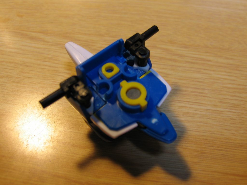 【制作工程1】肩を市販のポリパーツを使って二重関節化、せり出すようにしました。