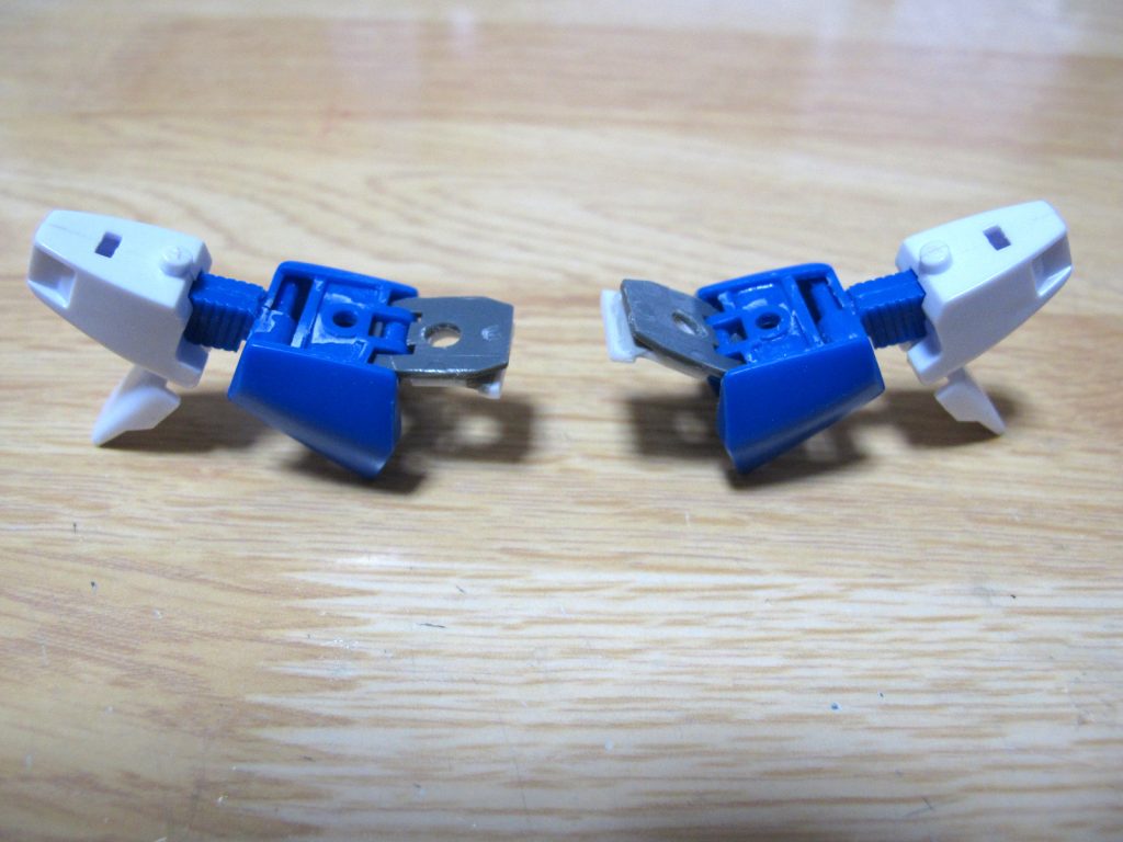 【制作工程2】腰とサイドアーマーの蝶つがいを肩アーマーにしこみました。これで肩アーマーをあげ、肩関節の可動範囲をかせぎました。