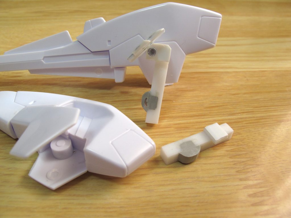 【制作工程3】バスターパーツ、コアファイターの尾翼を、磁石を仕込んだパーツではさみこんで本体に接続しました。写真のエポパテの中に大きめのネオジム磁石を埋めてあります。