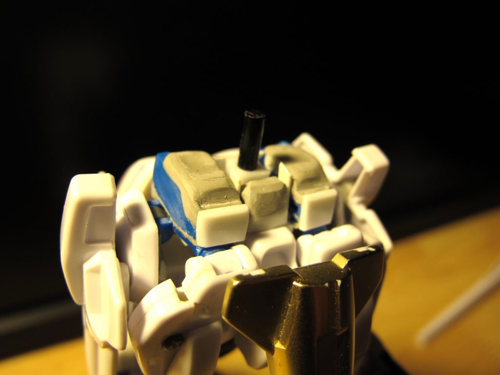 【制作工程4】腰部分は、写真のようなひとつ高い位置で切りはなして、横ロールのみ作りました。こうすると腰周りのアーマーへの干渉が少なくなりましたが、重武装ゆえに効果はいまひとつでした。
 実は、前屈や上体反らしができるよう関節もしこんでみましたが、上半身が重くて全く保持できず、結局断念しました。