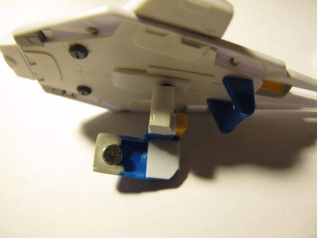 【制作工程6】メガビームシールドの裏面です。ロール軸は2つ、磁石は腕への接続用です。