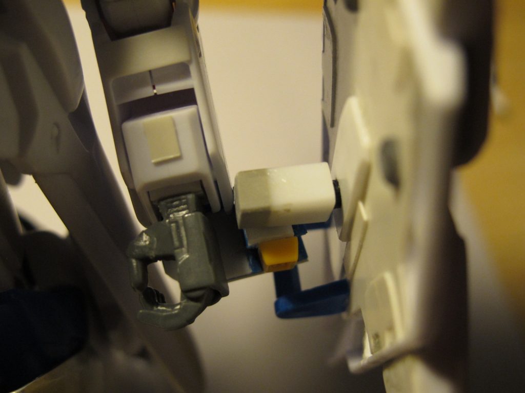 【制作工程7】シールドと腕の接続です。手首のブロックにシールド側と同径の磁石をしこんでいます。これによりロール軸が3つになり、比較的自由な位置にシールドを構えることができます。