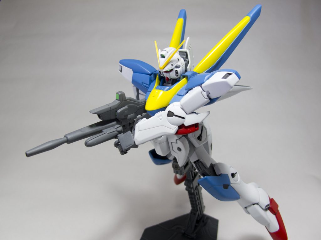 ビームライフルのフォアグリップを新造、肩のせり出しを活かして両手持ちが可能です(ここまで2012年撮影)。
 2013年に足首にしこんでいたダブルボールジョイントが破損、旧キットV2を購入してふくらはぎと足首を差し替えました。