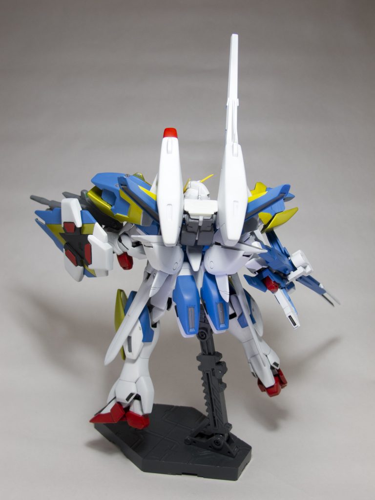 バックショットです。バスターパーツと本体の接続は【制作工程3】、シールドの接続は【制作工程6】をご覧ください。