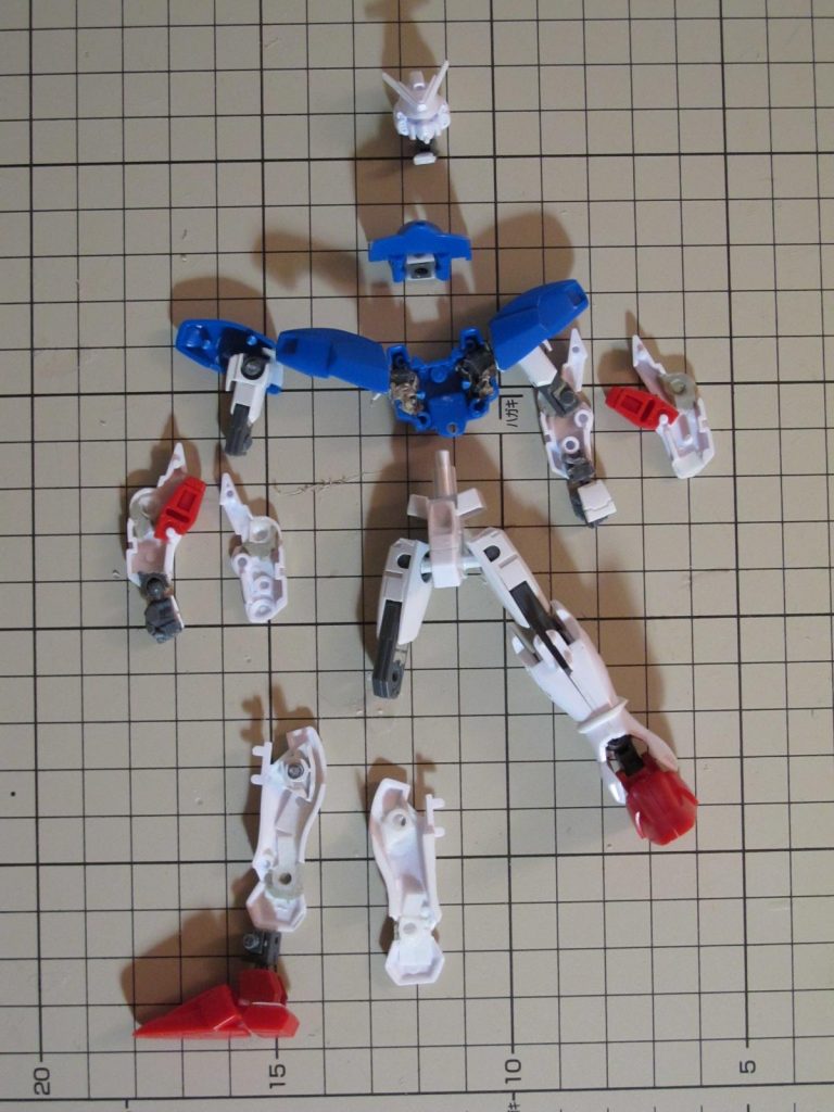 【制作工程6】こちらもバラすとこんな感じでした。肩アーマーがちょっと上がるだけで「メチャカッコイイ」という発見がありました。