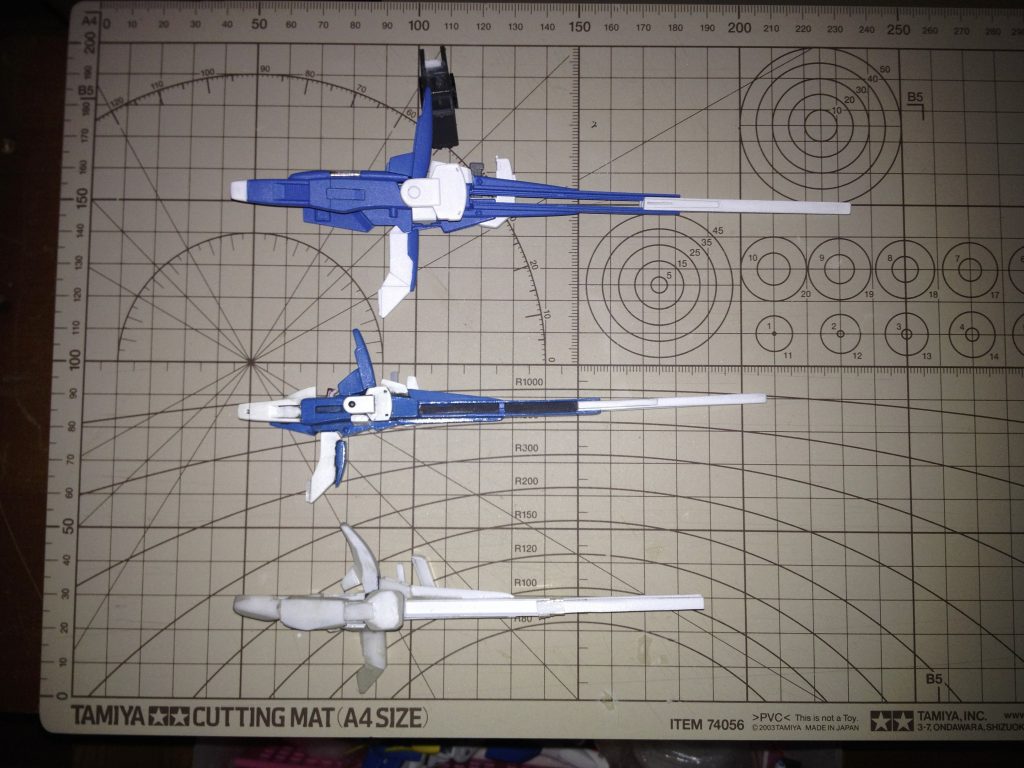 【制作工程2】一番下がメガビームライフル制作中のものです。取り回しがいいように小さめに作りました。一番上は1/100、真ん中はB-CLUBの改造パーツです。