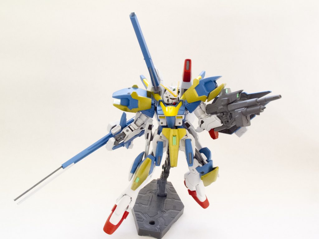 ここから下の写真は、2013年撮影のサンコイチのV2ガンダムです(見かけはあまり変わりませんが・・・)。各関節がヘタる前に、例のイラスト風やシード撃ち風味の写真を撮りたかったのですが、これが精一杯でした。