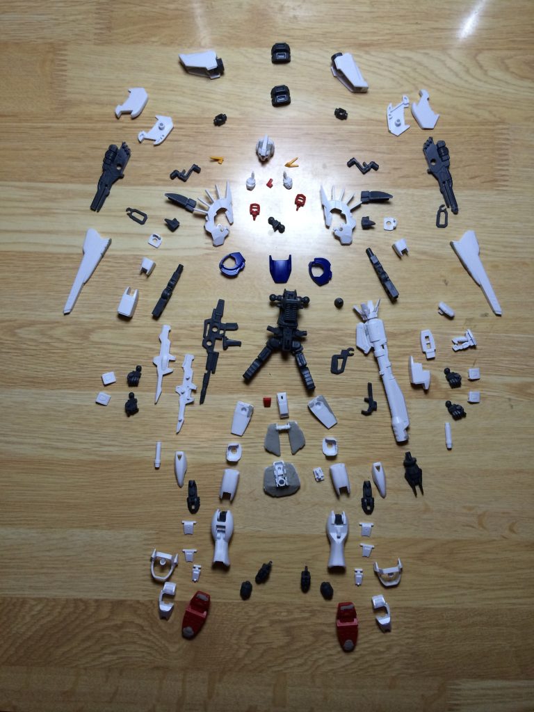 【制作工程】塗装前に全パーツ展開して撮りました。基本工作は肉抜き穴埋め、アーマーの裏打ち、グリップなどの後ハメ加工などなどです。　最後までご覧いただきありがとうございました。