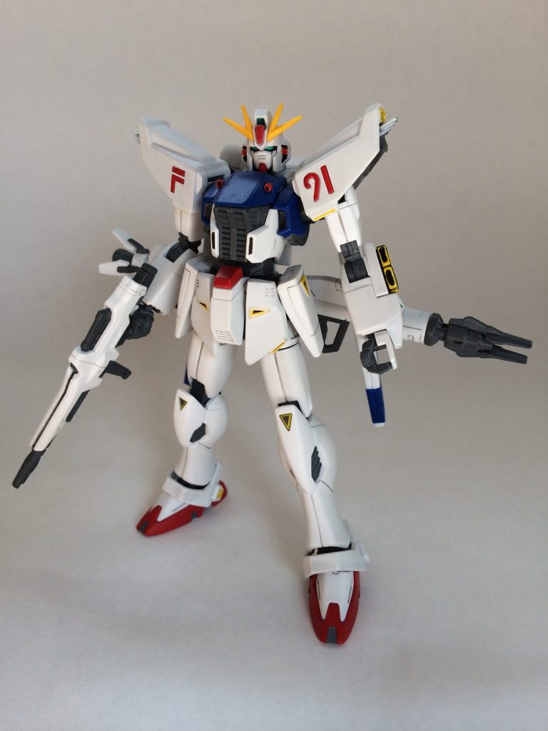 　一応調色レシピは次の通り・・・白【つや消しホワイト19：ニュートラルグレー2】、赤【赤1：黄1】、インディブルー、ニュートラルグレー、橙【赤1：黄5】それぞれフラットベースを追加しています。　スミ入れはコピックのライトグレーをメインに、強調したい線は部分的にブラックを引いてみました。