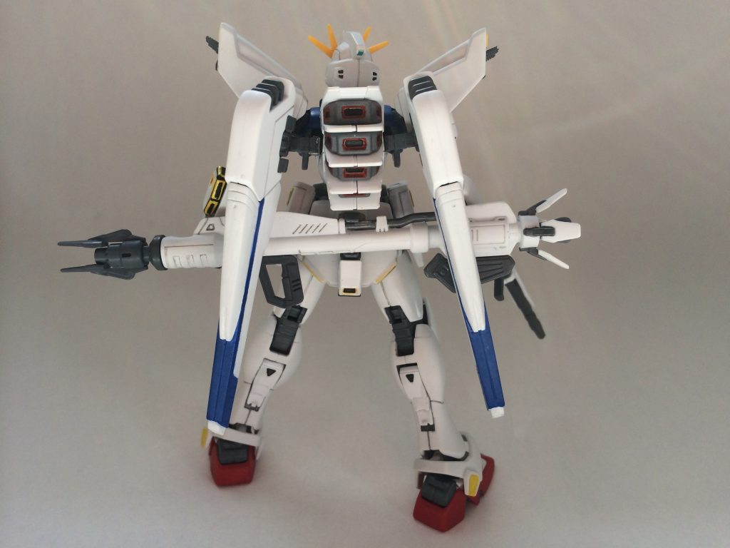 　組立中にヴェスバーの左の接続アームを破損してしまい、プラ板などで補強しています。